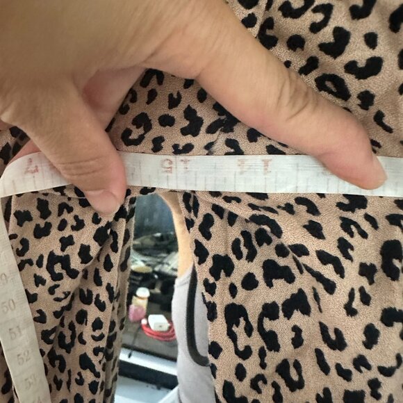 AFRM Deep V-cut Cheetah Print Semi-Open Cropped Front Long-Sleeve Blouse Size XS - Picture 6 of 8